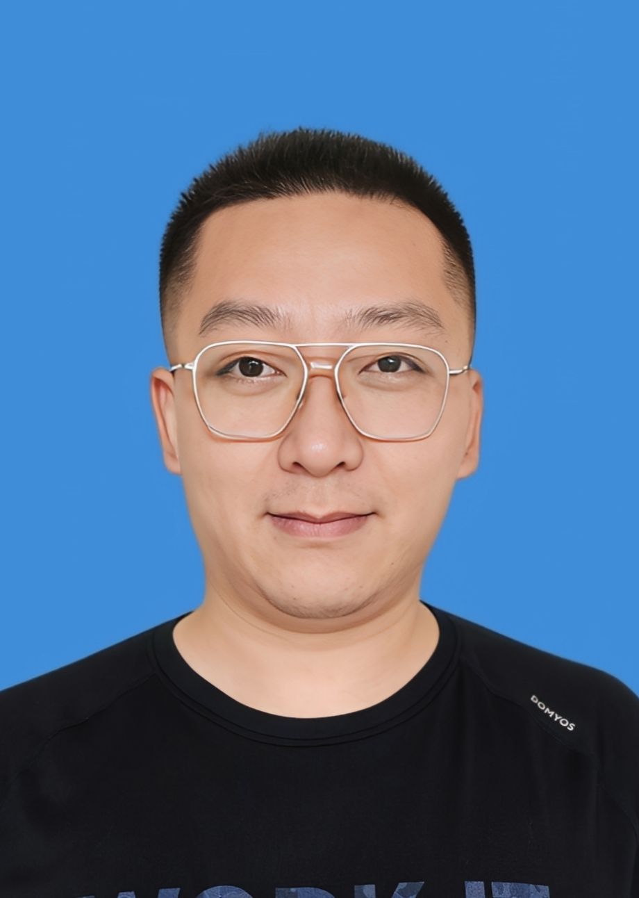 李  煜  科员